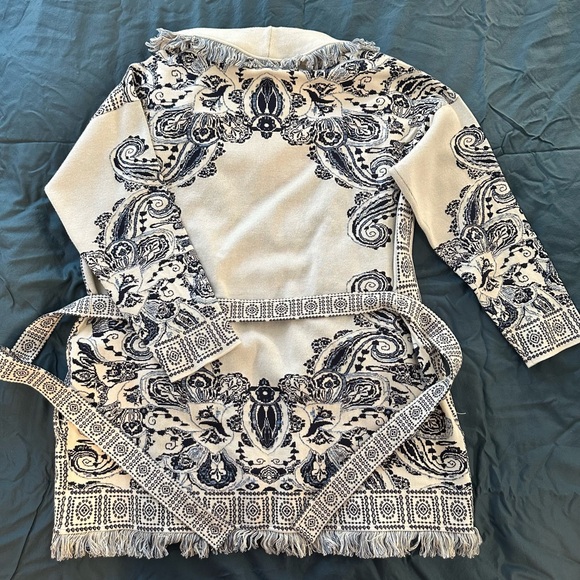 Elegant Blue and White Paisley Women's Cardigan - Picture 2 of 2